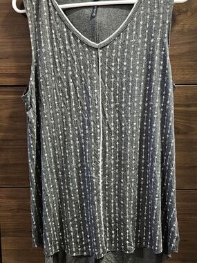 Women's Charcoal Arrow-Print V-Neck Tank Top